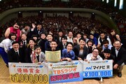 よみうりホールの客席を背景に写真撮影に応じるライブ出演者たち。(c)TBSラジオ