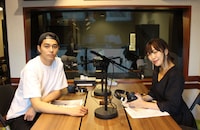 東出昌大（左）と坂本美雨（右）。