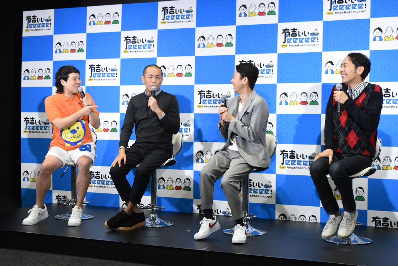 記者会見の様子。