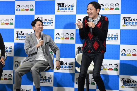 「エレベーターアクション」を立って説明するアンガールズ田中（右）。