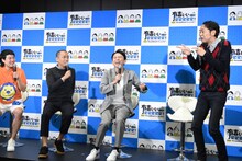 「エレベーターアクション」を立って説明するアンガールズ田中（右）。