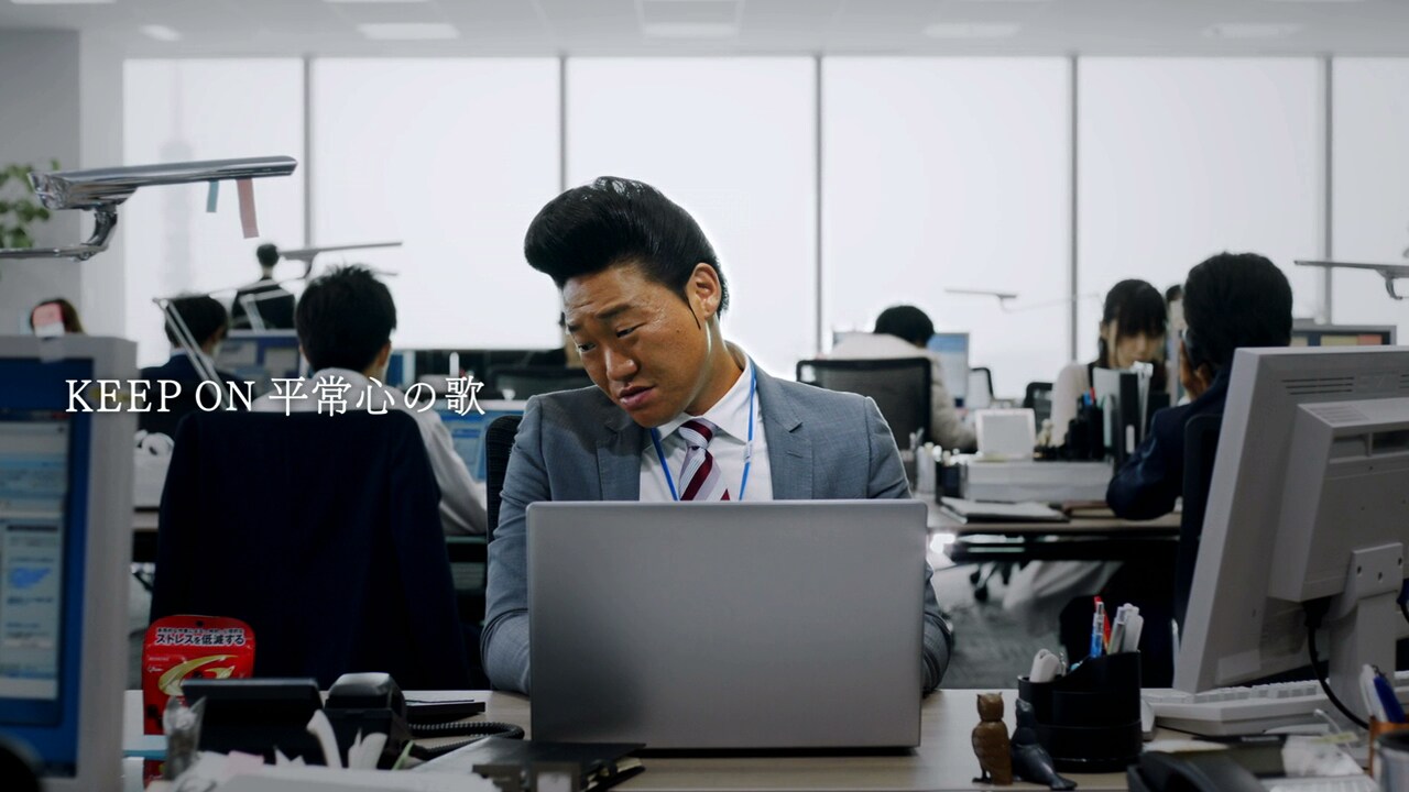 Web動画「KEEP ON 平常心の歌」のワンシーン。