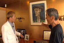 「立派なお家にピンポンしてみた」で山形の豪邸を訪れる、じゅんいちダビッドソン（左）。(c)TBS