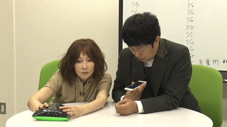 （左から）YOU、小籔千豊。(c)ひかりTV