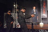 的を狙うとろサーモン村田。