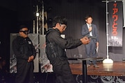 的を狙うとろサーモン村田。