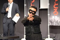 勝利が決定し、カメラに向かってポーズを決めるとろサーモン久保田。