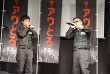 ボイスパーカッションとラップを披露するとろサーモン。