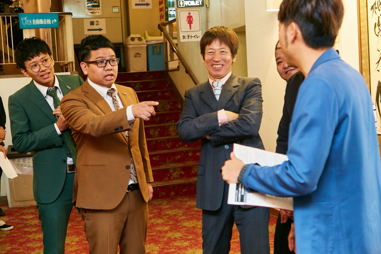 会見中に揉めるミキ昴生（左から2人目）とアキナ秋山（右）。