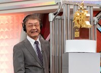 鐘を鳴らす秋山気清氏。(c)NHK