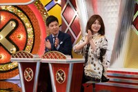 審査員の関根勤（左）とYOU（右）。(c)NHK