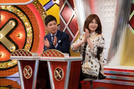 審査員の関根勤（左）とYOU（右）。(c)NHK