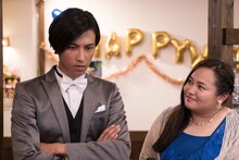 7人の夫と暮らす神宮寺朱美を演じるおかずクラブ・ゆいP（右）。