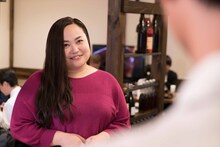 神宮寺朱美役のおかずクラブ・ゆいP（右）。