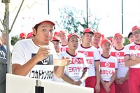 ロッチ・コカドによる食レポの様子。(c)TBS