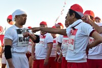 ダウンタウンによる小競り合い様子。(c)TBS