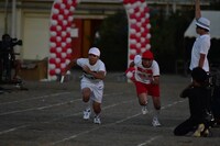 夕暮れ時より行われた「チーム対抗リレー」に出場するハナコ秋山、NON STYLE石田。(c)TBS