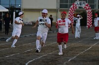 「チーム対抗リレー」のかまいたち山内とダイアン津田。(c)TBS