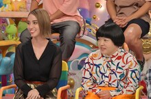 （左から）滝沢カレン、おかずクラブ・オカリナ。(c)テレビ朝日