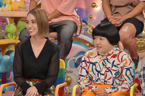 (左から)滝沢カレン、おかずクラブ・オカリナ。(c)テレビ朝日