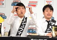 味の素のシュウマイのおいしさを説明するNON STYLE石田（左）。