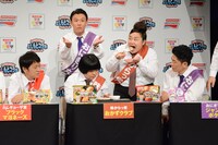 冷凍食品を試食する一同。