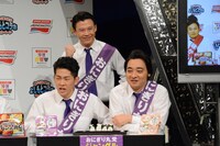 太田と斉藤がコメントしている後ろで、政治家風のポーズを決め続けるジャングルポケットおたけ。