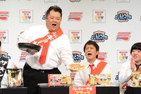 餃子をアピールするブラックマヨネーズ。