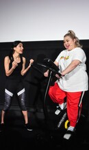 映画「アイ・フィール・プリティ！ 人生最高のハプニング」の吹替版完成披露試写会でエクササイズバイクに乗る渡辺直美（右）。