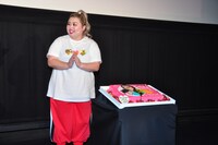 バースデーケーキを贈られる渡辺直美。