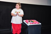 バースデーケーキを贈られる渡辺直美。