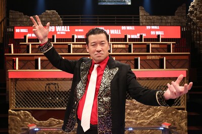 「超逆境クイズバトル!!99人の壁」MCの佐藤二朗。(c)フジテレビ