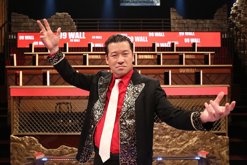 「超逆境クイズバトル!!99人の壁」MCの佐藤二朗。(c)フジテレビ