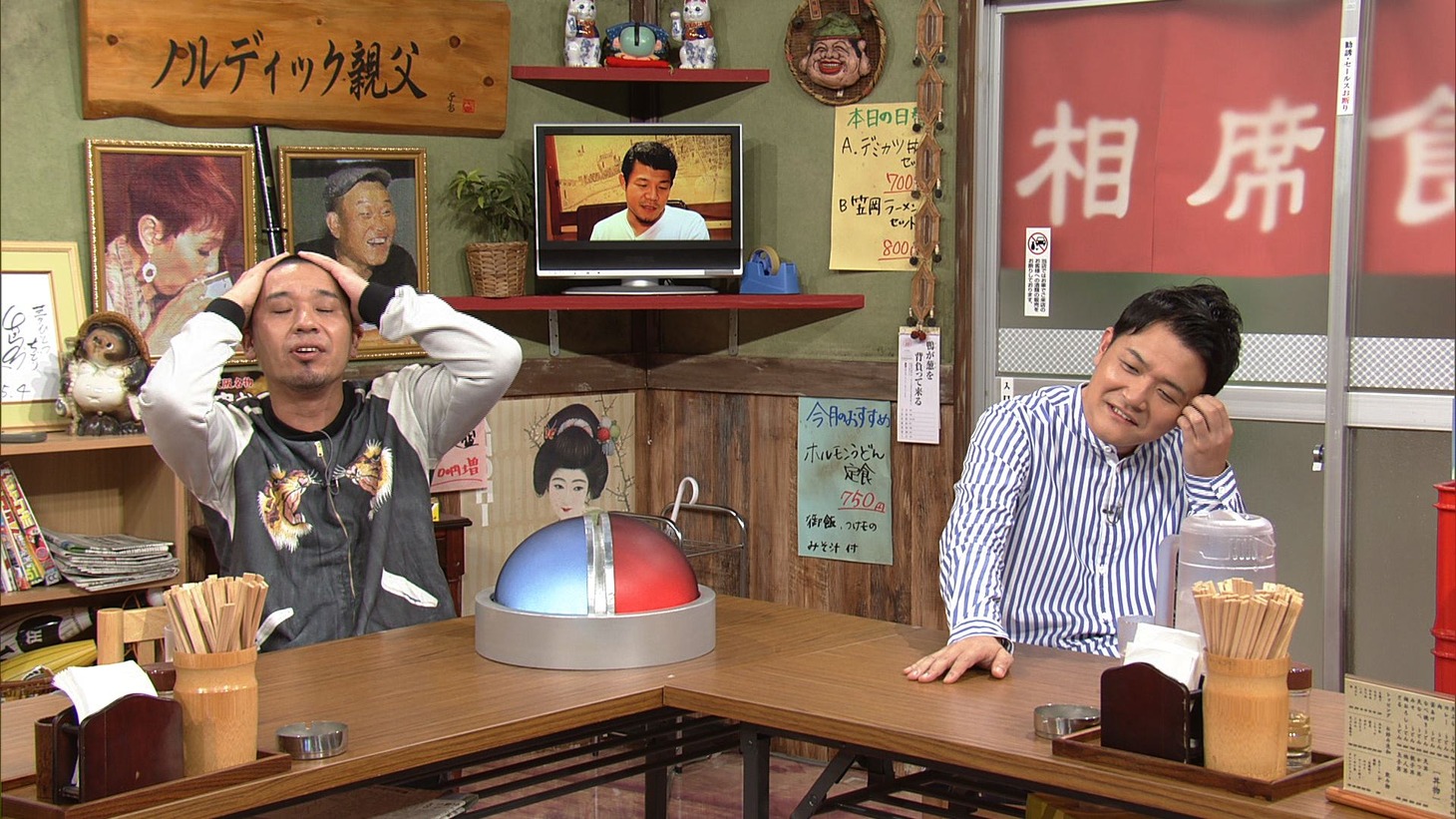 「相席食堂」で亀田興毅の旅の様子を眺める千鳥。(c)ABC