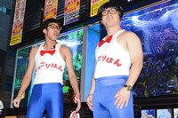 「ひょっこりはん公式コスチューム」を説明するひょっこりはん（左）。