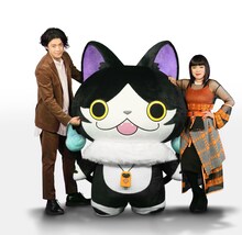 玉藻前役を務めるブルゾンちえみ（右）と小栗旬（左）、猫又（中央）。