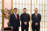 左から河野外務大臣、ケンドーコバヤシ、吉本興業株式会社共同代表取締役社長COO・岡本昭彦氏。