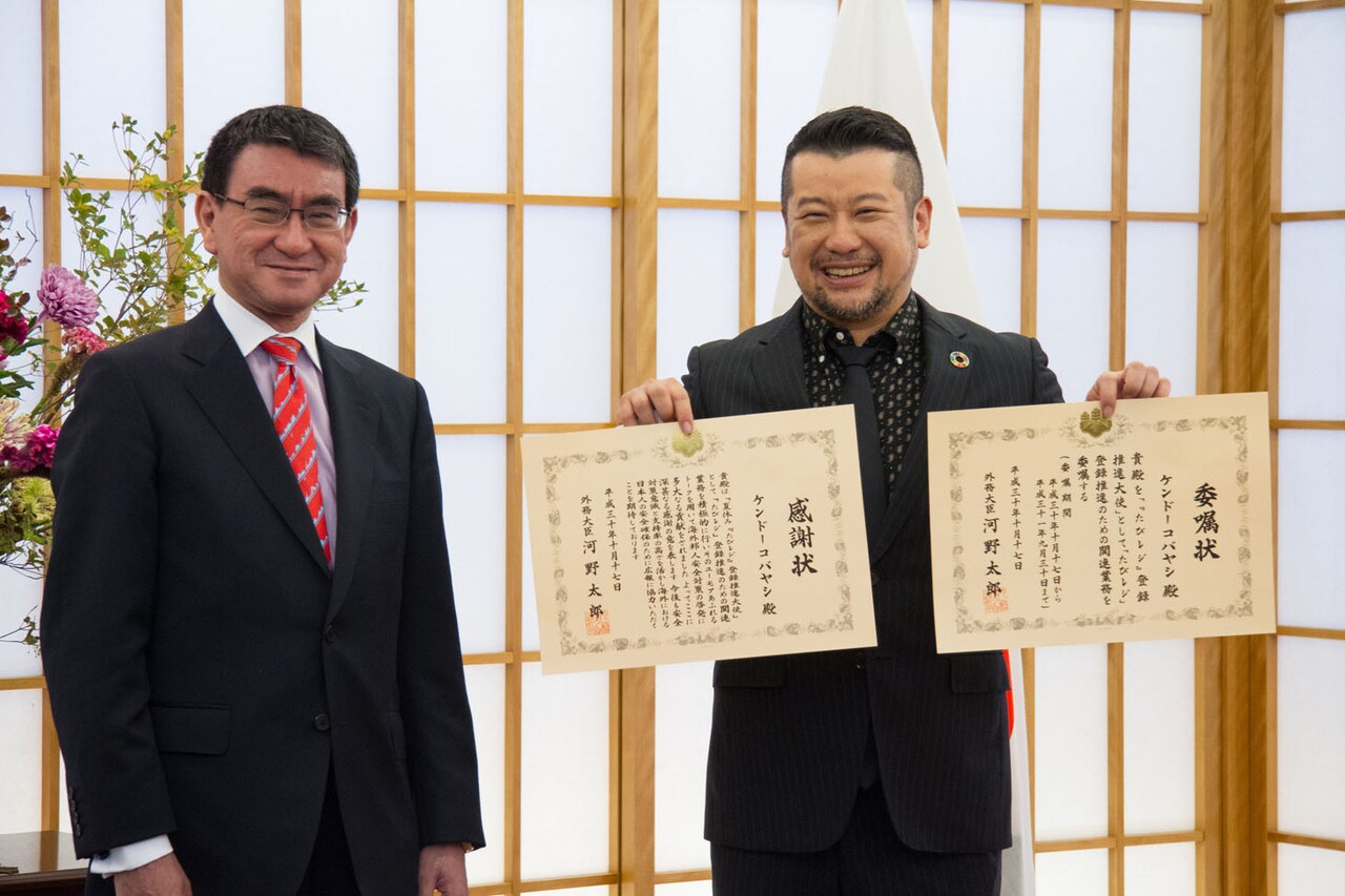 ケンドーコバヤシ、河野外務大臣から感謝状「料亭にでも行きたい。ネゴシックスと」