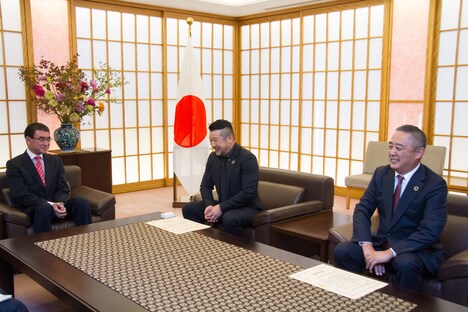 外務省大臣接見室にて、ケンドーコバヤシ（中央）。