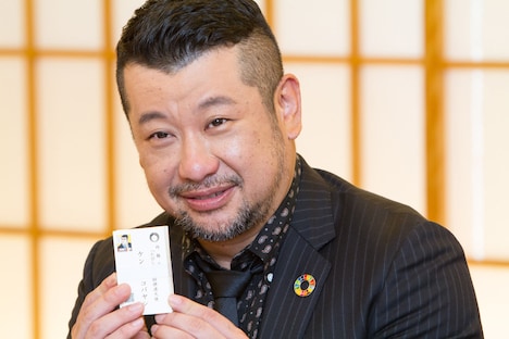 「『たびレジ』登録推進大使」を委嘱されたケンドーコバヤシ。