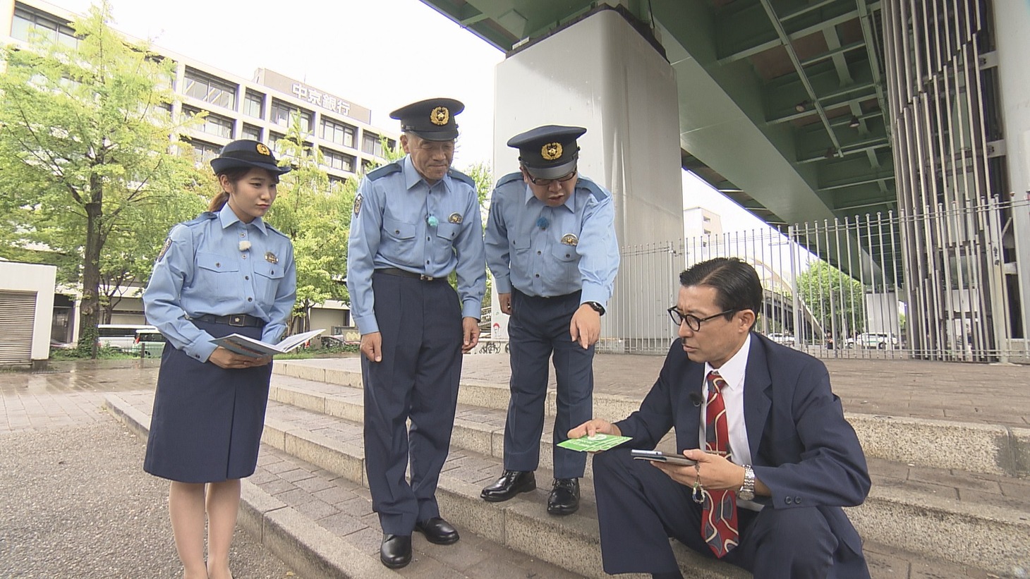 「あいち県警 特命笑活係 キャイ～ンのキケン察知ツアー！」のワンシーン。(c)メ～テレ