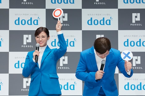 クイズ対決に臨む（左から）深田恭子、ガリットチュウ福島。