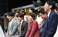 ネタを鑑賞するMC陣。