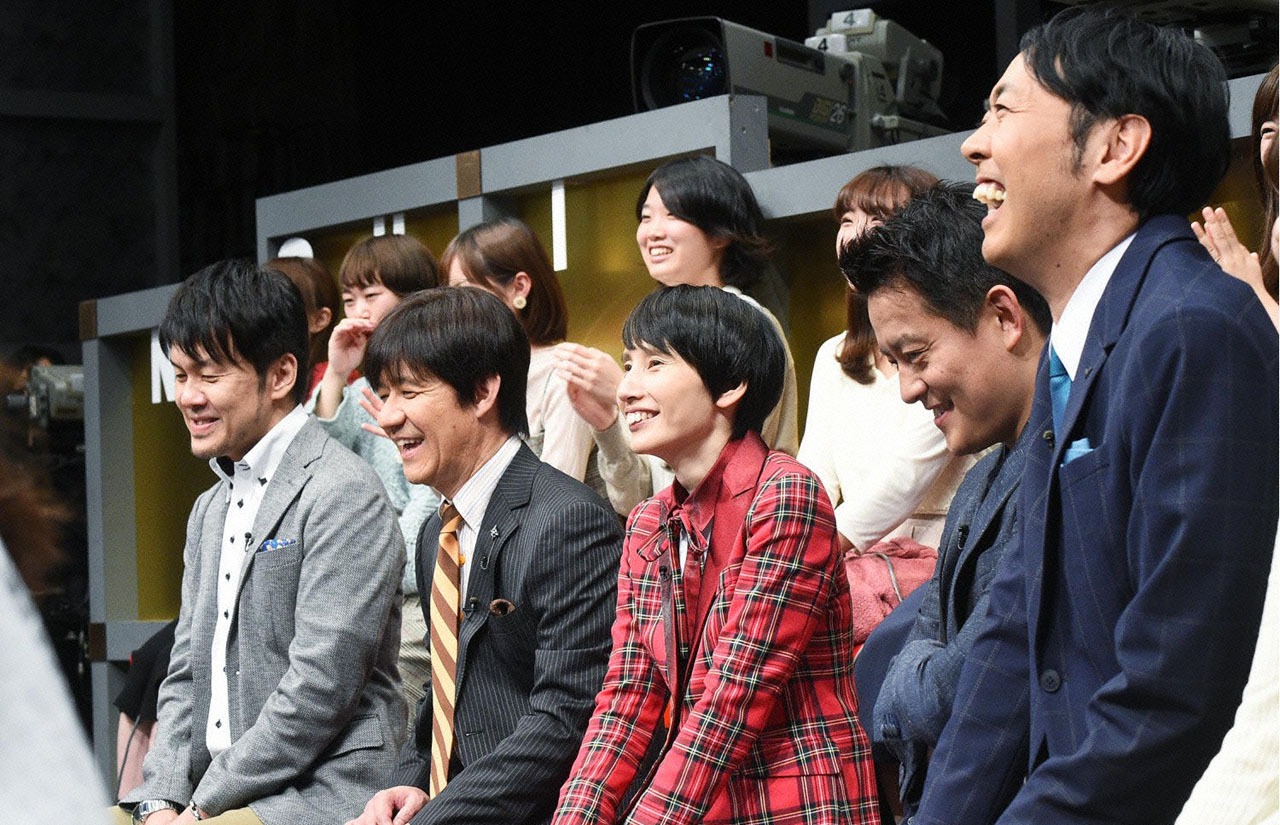 ネタを鑑賞するMC陣。