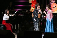 Kiroroとジョインする水谷千重子（中央）。