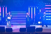 PUFFYとジョインする水谷千重子（左）。