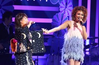 Crystal Kay（右）