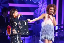 Crystal Kay（右）