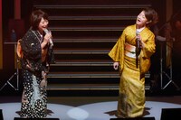 香西かおり（右）