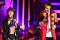 山崎育三郎（右）